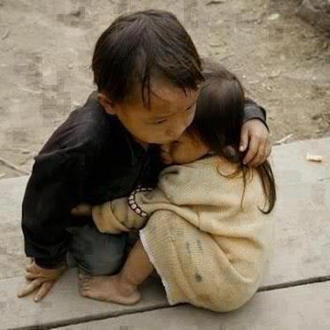 هذه الصورة مرشحه للحصول على افضل صورة لعام 2013 - 1443.
طفل مسلم من بورما يحتضن آخته لحمايتها من عدوان البوذيين !