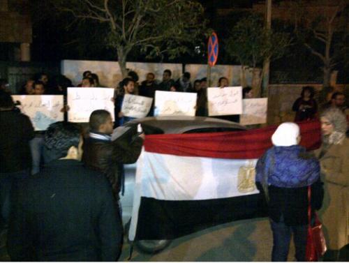 الحراك الشبابي يعتصم امام السفارة المصرية تضامنا مع شباب التحرير يوم الاربعاء ٢٣/١١/٢٠١٢  