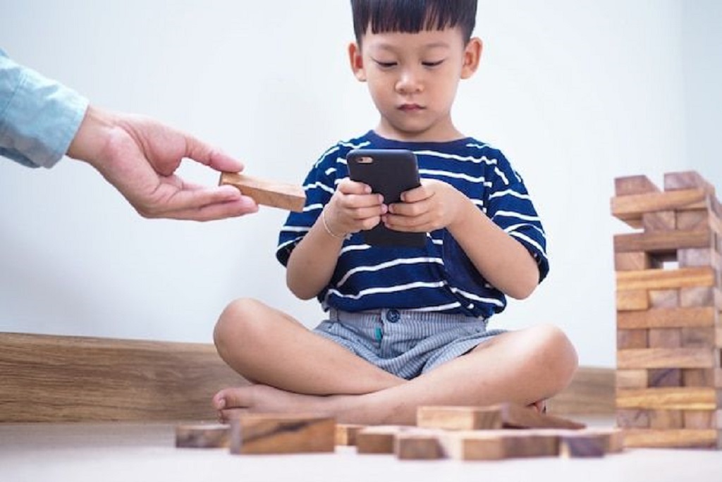 Dampak Penggunaan Gadget terhadap Prestasi Belajar Siswa di Sekolah Dasar dan Menengah